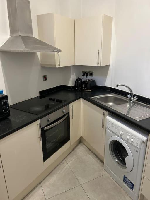 Modern 1 Bed Apartment In Salford Manchester Exterior photo